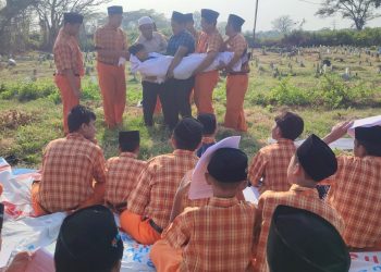 Siswa SMP Muhammadiyah 16 Surabaya Ujian Praktik Merawat Jenazah
