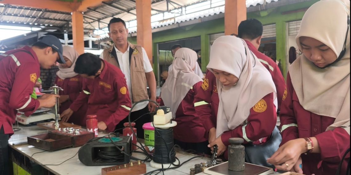 Perkuat Perlindungan Konsumen, Pemkab Gresik  Pastikan Timbangan Presisi, Edukasi Penjual dan Pembeli