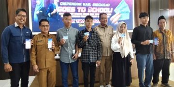 Siswa SMK YPM 8 Sidoarjo Mengaku Senang Dapat Kartu Identitas-KTP-el