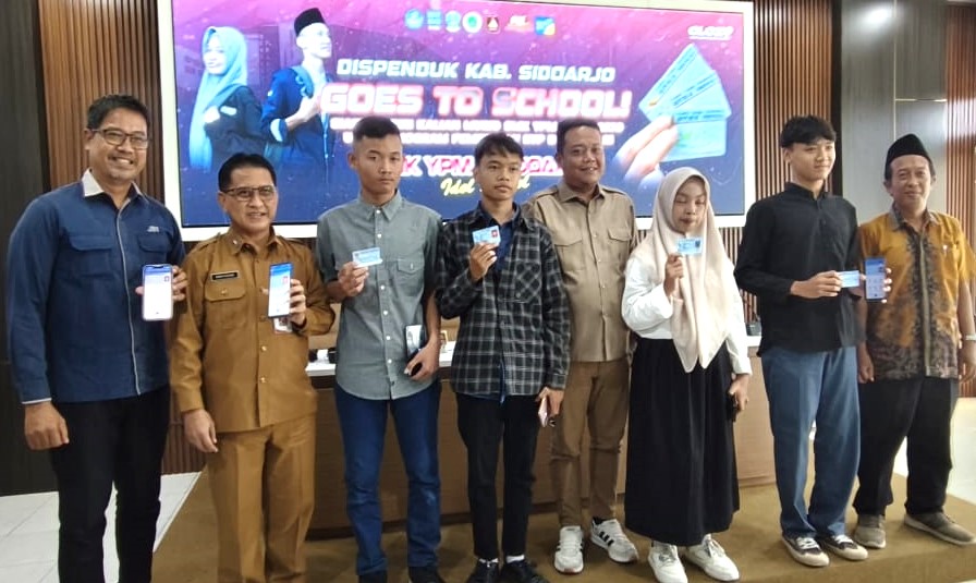 Siswa SMK YPM 8 Sidoarjo Mengaku Senang Dapat Kartu Identitas-KTP-el