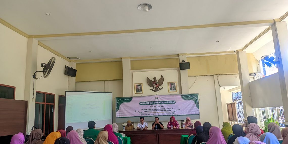 Dosen Unusa Ajari Ibu PKK Kedungrejo Kelola Keuangan Keluarga di Era Digital