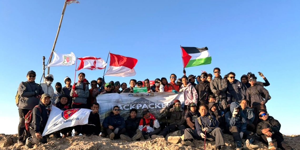 Siswa SMPIT Insan Kamil Tumbuhkan Karakter Peduli Sosial Melalui Backpacker Hiking di Gunung Penanggungan