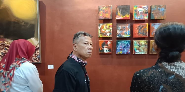 Pameran Tunggal Malya Sasmaya Tarik Perhatian Budayawan Nasional Nirwan Dewanto