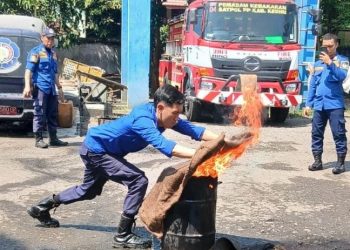 Antisipasi Kebakaran, Damkar Kediri Latih Siswa Kenali Bahaya Sejak Dini