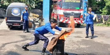 Antisipasi Kebakaran, Damkar Kediri Latih Siswa Kenali Bahaya Sejak Dini