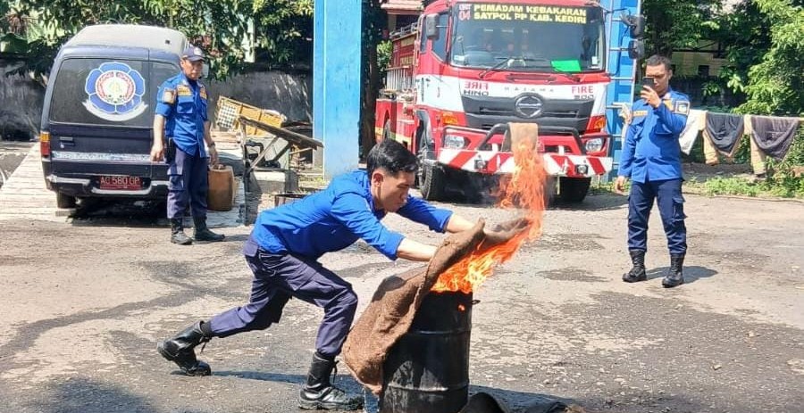 Antisipasi Kebakaran, Damkar Kediri Latih Siswa Kenali Bahaya Sejak Dini