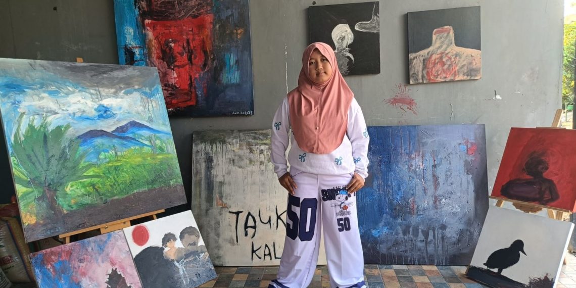 Pelukis Bocah Annisa Nismara Asal Gresik Gelar Pameran Tunggal Perdana di Surabaya