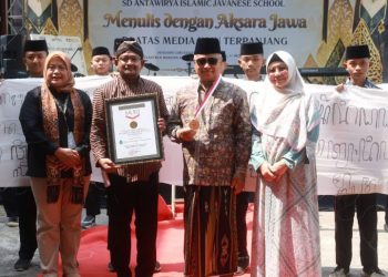 Tulis Aksara Jawa Terpanjang, SD Antawirya Pecahkan Rekor MURI