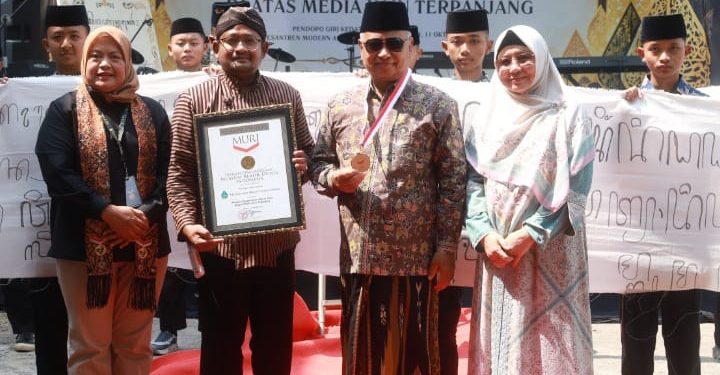 Tulis Aksara Jawa Terpanjang, SD Antawirya Pecahkan Rekor MURI