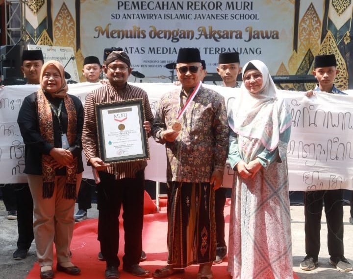 Tulis Aksara Jawa Terpanjang, SD Antawirya Pecahkan Rekor MURI