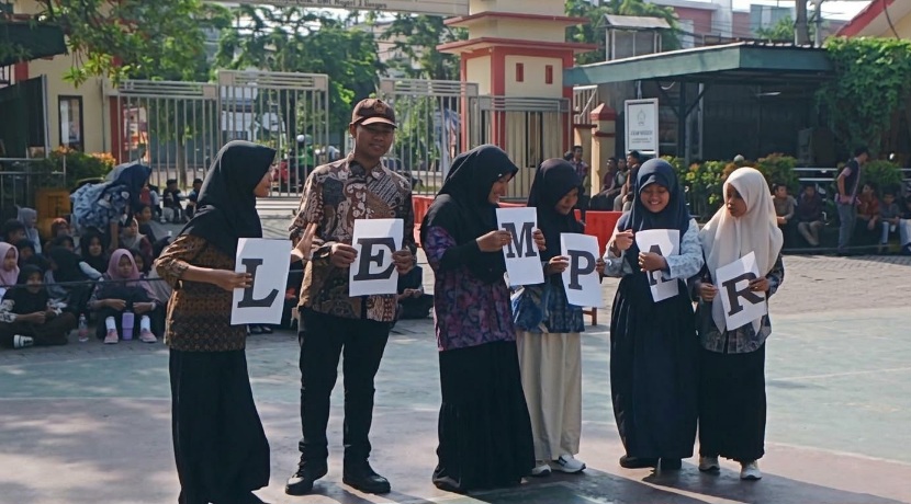 Gebyar Bulan Bahasa di SMP Negeri 2 Taman dengan Menggelar Festival Literasi