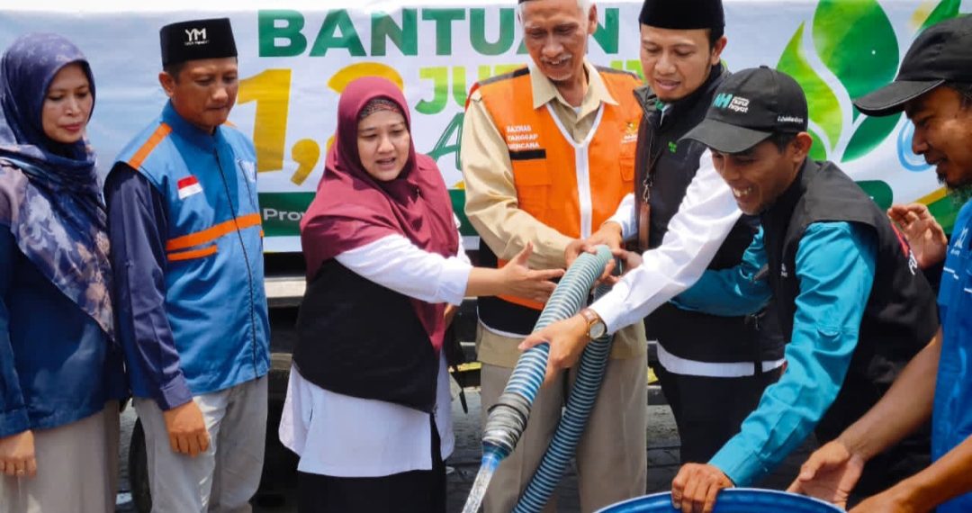Kemenag Bersama Baznas dan Forum Zakat Gresik Salurkan Air Bersih untuk Ratusan Warga Desa Sirnoboyo Benjeng
