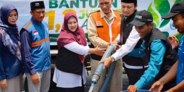 Kemenag Bersama Baznas dan Forum Zakat Gresik Salurkan Air Bersih untuk Ratusan Warga Desa Sirnoboyo Benjeng