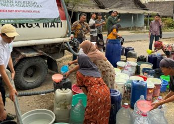 Peringati Hari Santri Nasional, BEM PTNU Jatim Salurkan Air Bersih di Tuban dan Bojonegoro