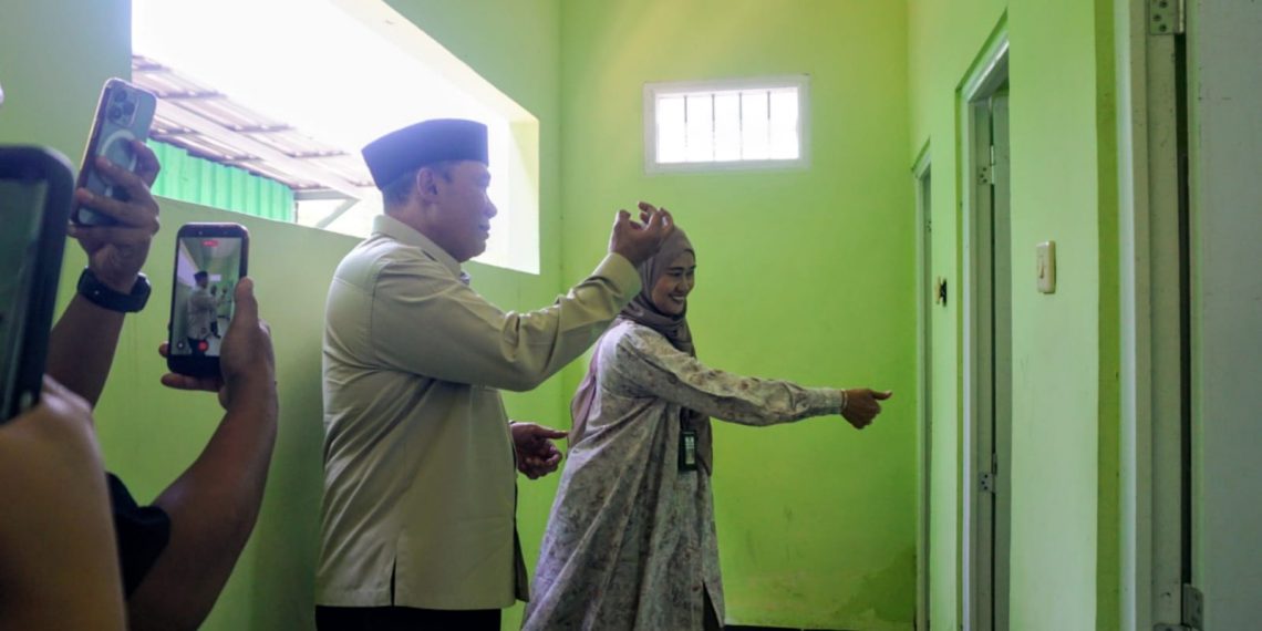 BHS Tinjau Hasil Revitalisasi SMAN 1 Krembung, Juga Bantu Pemasangan EWS