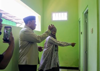 BHS Tinjau Hasil Revitalisasi SMAN 1 Krembung, Juga Bantu Pemasangan EWS