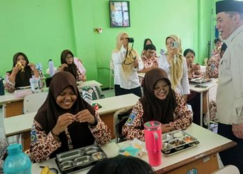 Tinjau SMKN 1 Buduran Sidoarjo, BHS Pastikan Program MBG Disambut Antusias Siswa
