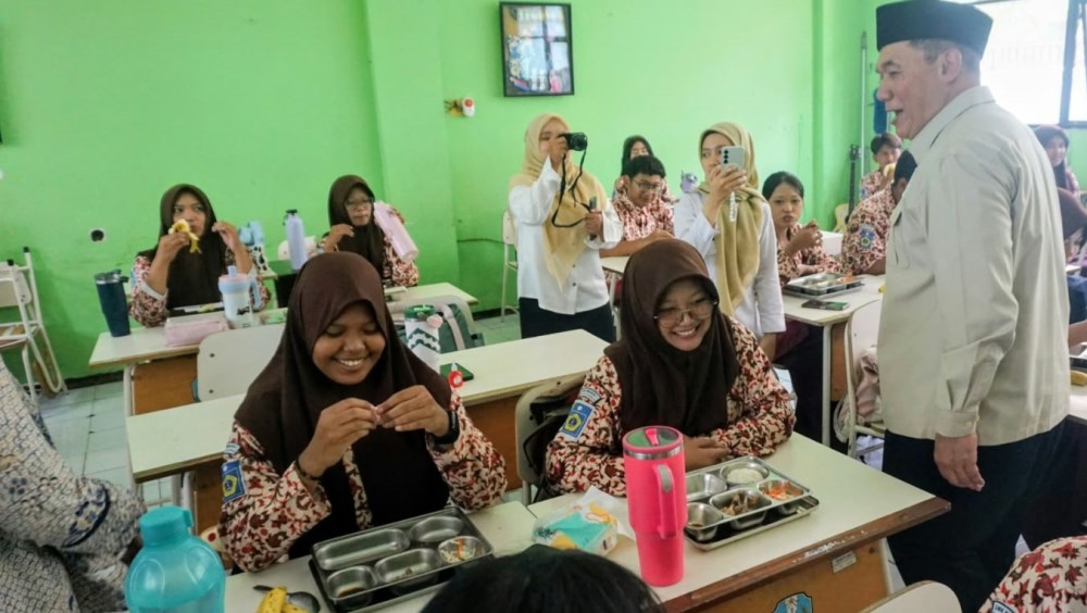 Tinjau SMKN 1 Buduran Sidoarjo, BHS Pastikan Program MBG Disambut Antusias Siswa