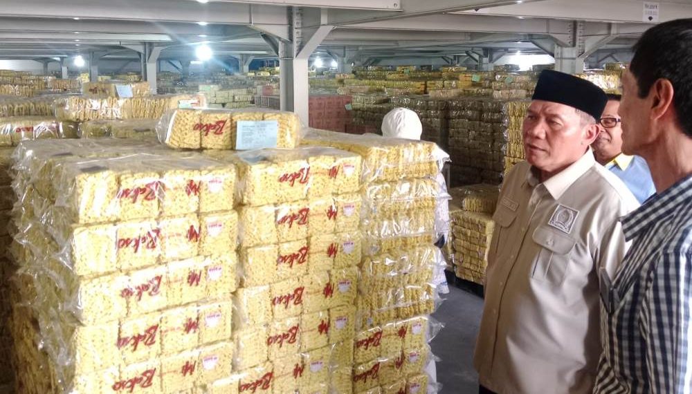 BHS Disambati Lamanya Proses Perizinan Industri, saat Meninjau Pabrik Mie di Sidoarjo
