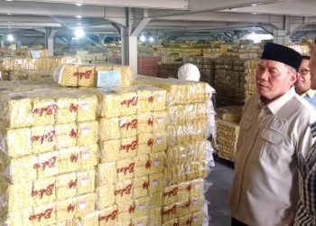 BHS Disambati Lamanya Proses Perizinan Industri, saat Meninjau Pabrik Mie di Sidoarjo
