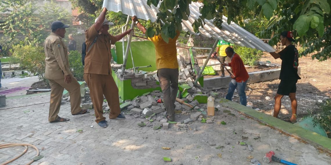 Satpol PP Gresik Akhirnya Bongkar Makam ‘Joko Umbaran’ di Jurit Cerme