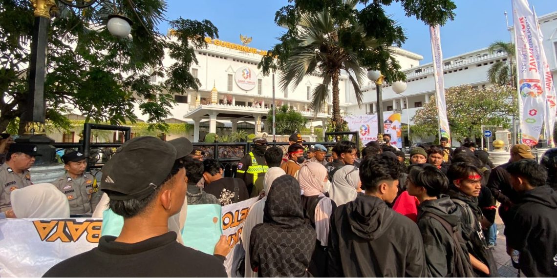 Kecewa Tak Ditemui Gubernur, Aksi Ratusan Mahasiswa Bawean Berujung Ricuh