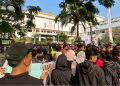 Kecewa Tak Ditemui Gubernur, Aksi Ratusan Mahasiswa Bawean Berujung Ricuh