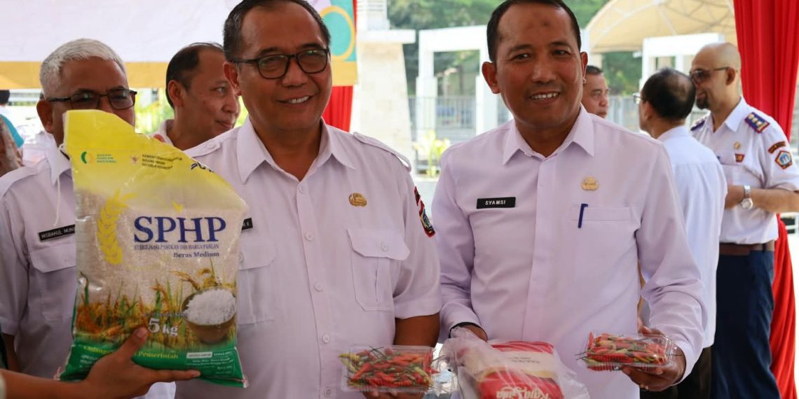 Dinas Pertanian Gresik Gelar Gerakan Pangan Murah di GOR WEP, Warga Berebut Berburu Sembako