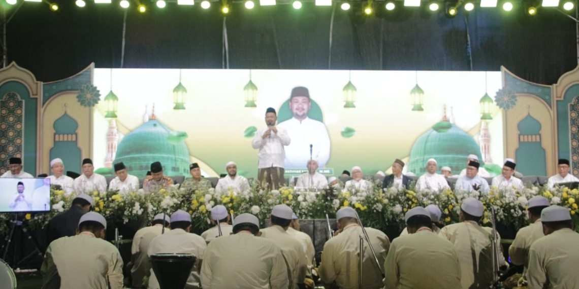 Ribuan Jamaah Ikuti Gresik Bersholawat, Bupati Ajak Masyarakat Perkuat Doa dan Kebersamaan