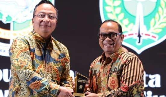 Gresik Boyong Dua Penghargaan di Wilwatikta Awards Kategori Lompatan Pertumbuhan Ekonomi dan Daya Tarik Investasi