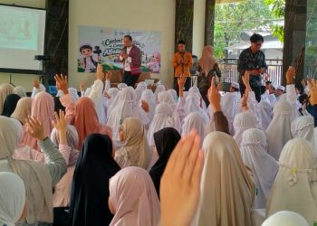 Setya Ajari Siswa SD Al Falah Darussalam Buat Konten Kreatif