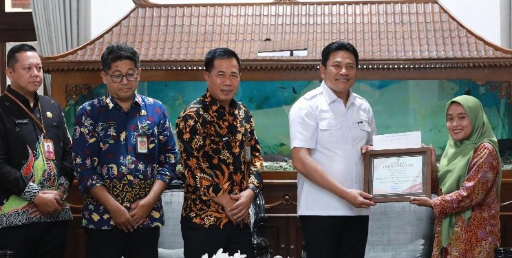 Bupati Sidoarjo Beri Penghargaan Adiwiyata 2026 Kepada 16 SD/MI dan SMP/MTS