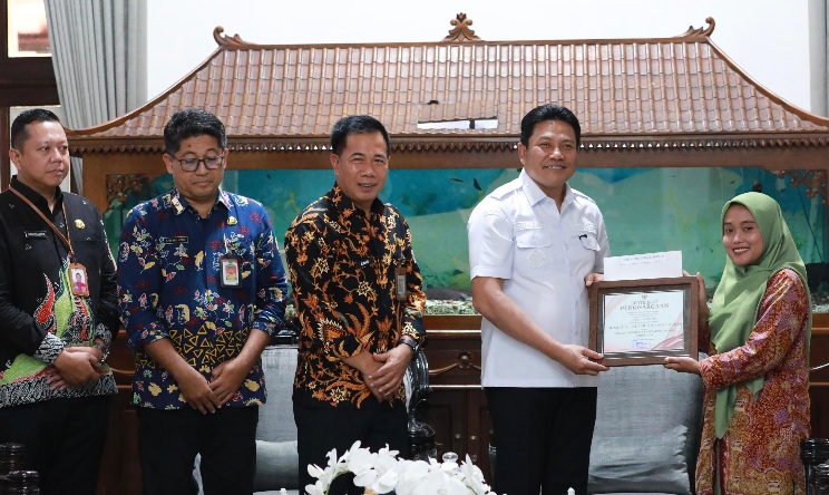 Bupati Sidoarjo Beri Penghargaan Adiwiyata 2026 Kepada 16 SD/MI dan SMP/MTS