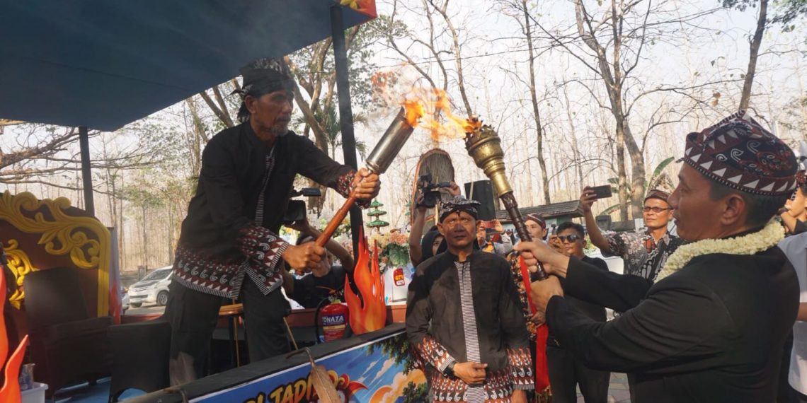 Dari Kayangan Api ke Pendopo Malowopati, Kirab Api Abadi Warnai HJB ke-349