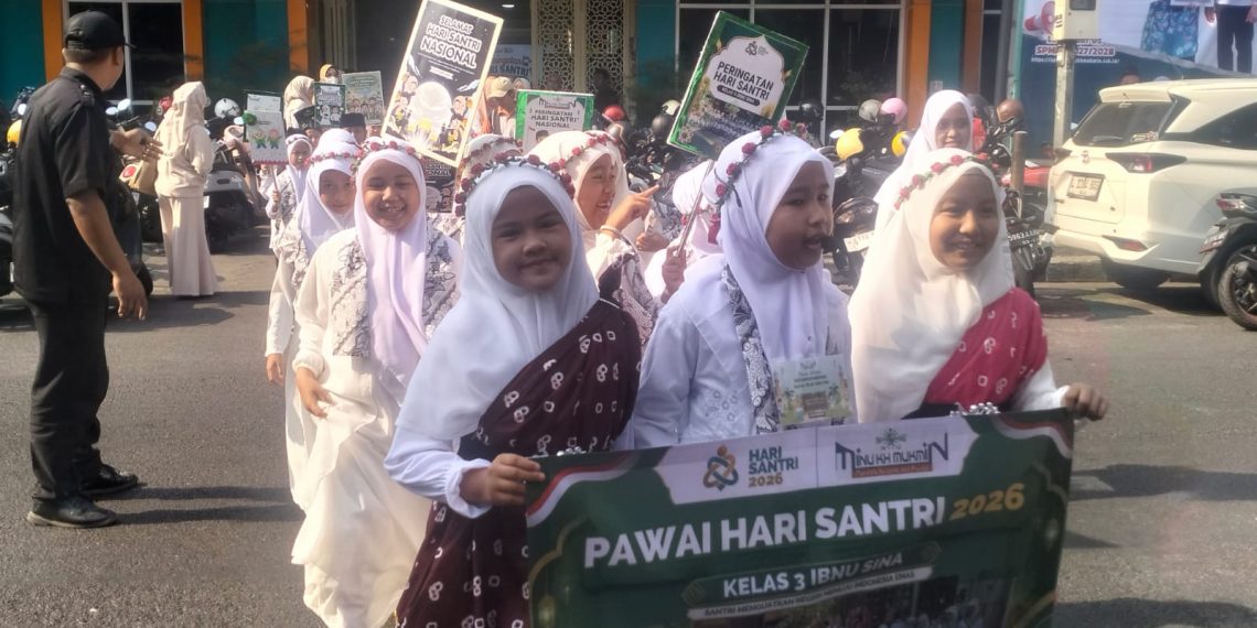 Semarak Hari Santri 2026, MINU KH Mukmin Sidoarjo Gelar Pawai Tanamkan Cinta Ulama dan Peduli Lingkungan