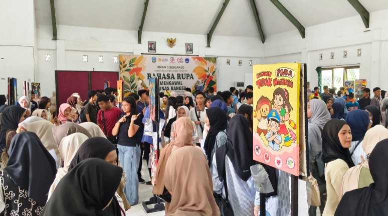 Pelajar Sidoarjo Padati Pameran Seni Lukis Poster Karya Siswa SMA Negeri 3 Sidoarjo