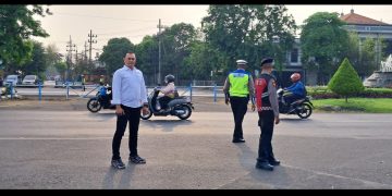 Tak Hanya Berantas Narkoba, Kasatresnarkoba Polres Pelabuhan Tanjung Perak Surabaya Turun Atur Lalin