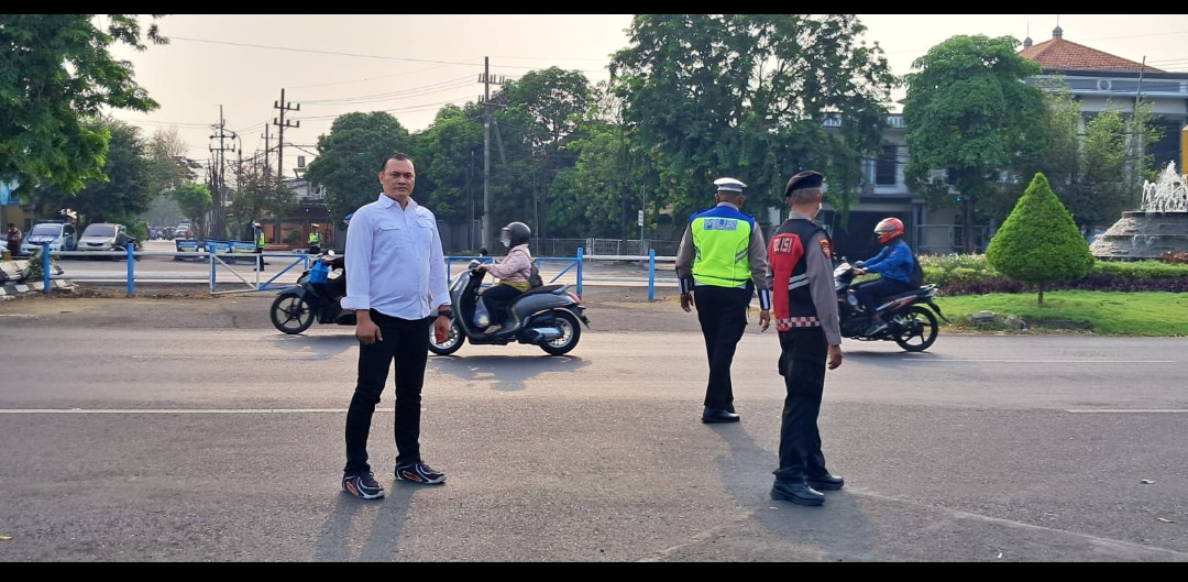 Tak Hanya Berantas Narkoba, Kasatresnarkoba Polres Pelabuhan Tanjung Perak Surabaya Turun Atur Lalin