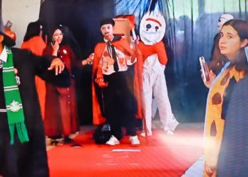 Lewat Costume Parade, Pengajar ETA Kenalkan Sejarah dan Budaya Halloween di SMK Krian 1 Sidoarjo