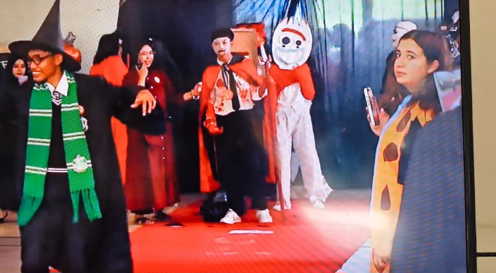 Lewat Costume Parade, Pengajar ETA Kenalkan Sejarah dan Budaya Halloween di SMK Krian 1 Sidoarjo