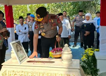 Kapolri Ziarah ke Makam Marsinah dan Kunjungi Museum di Nganjuk
