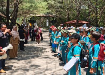 Field Trip SD Muhammadiyah 1 Driyorejo ke Ekowisata Mangrove Gununganyar, Kenalkan Siswa pada Pentingnya Menjaga Ekosistem Laut