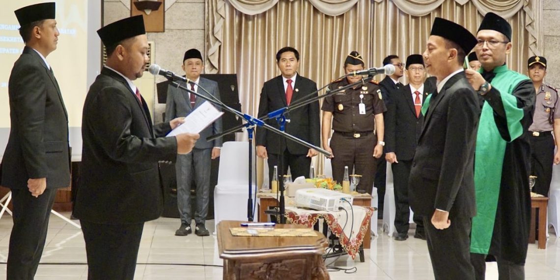 Gantikan Achmad Washil, Edy Hadisiswoyo Dilantik sebagai Pj Sekda Gresik, Bupati Tekankan Soliditas Birokrasi
