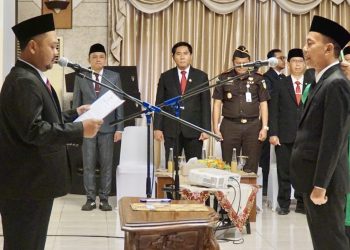 Gantikan Achmad Washil, Edy Hadisiswoyo Dilantik sebagai Pj Sekda Gresik, Bupati Tekankan Soliditas Birokrasi