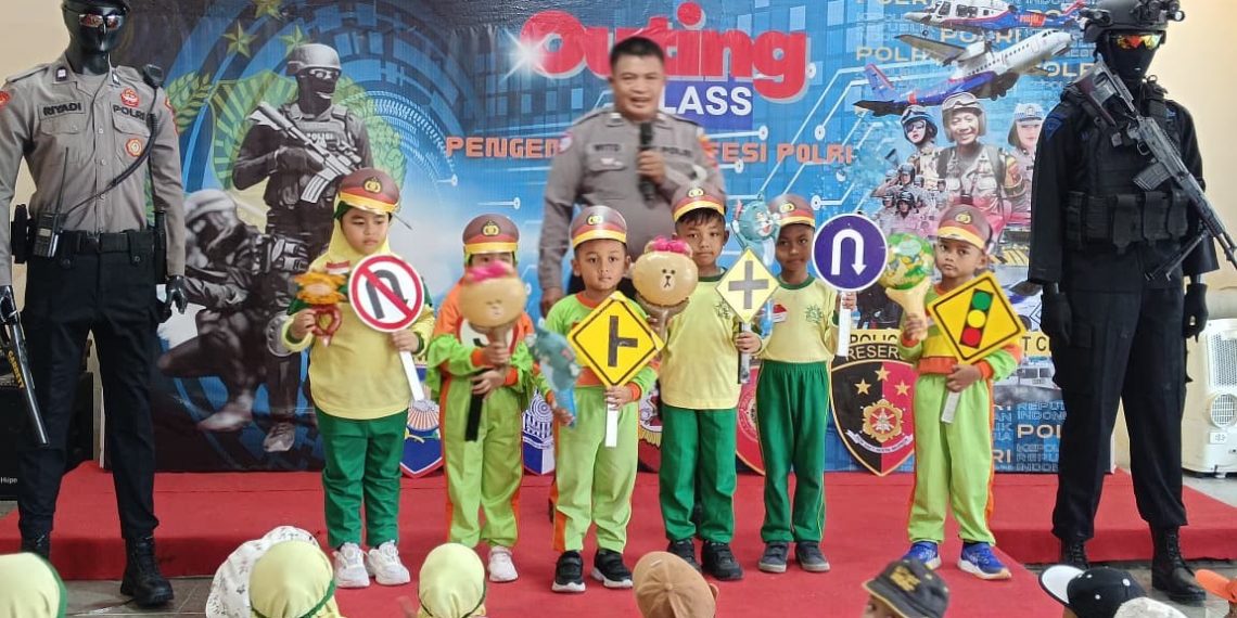 Polisi Sahabat Anak, Polsek Driyorejo Kenalkan Rambu Lalu Lintas kepada Siswa KB-TK ABA 49 Griya Kencana