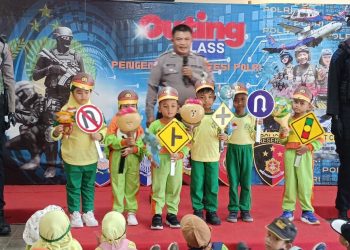 Polisi Sahabat Anak, Polsek Driyorejo Kenalkan Rambu Lalu Lintas kepada Siswa KB-TK ABA 49 Griya Kencana