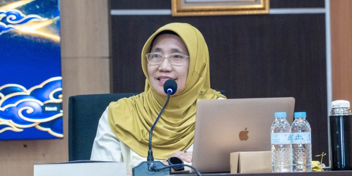 Bedah Buku Unesa Bergerak, Prof Kisyani Pertegas Karakter sebagai Kemudi di Era Disrupsi