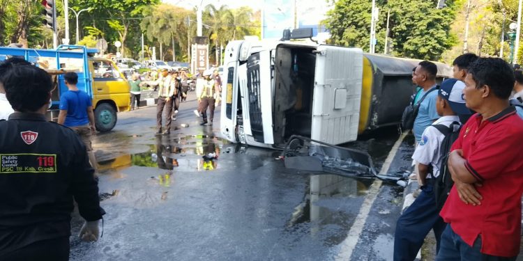 Truk Tangki Muatan Bahan Sabun Cair Terguling di Simpang Tiga Samping Masjid Agung Gresik