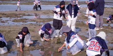 Siswa SD SAIM Eksplorasi Biota Laut di Pantai Putri Klayar