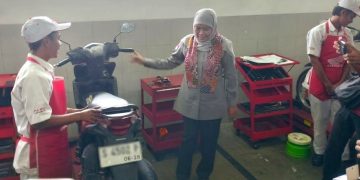 Gubernur Khofifah Tinjau Program Servis Sepeda Motor Gratis di SMK Islam Krembung